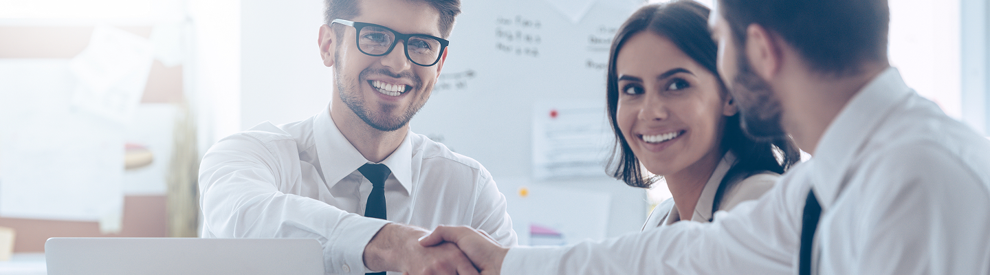 felicidades-dos-apuesto-hombre-estrecharme-la-mano-con-una-sonrisa-mientras-esta-sentado-en-la-mesa-de-la-oficina-con-su-hermosa-companera-de-trabajo 1 felicidades-dos-apuesto-hombre-estrecharme-la-mano-con-una-sonrisa-mientras-esta-sentado-en-la-mesa-de-la-oficina-con-su-hermosa-companera-de-trabajo 1